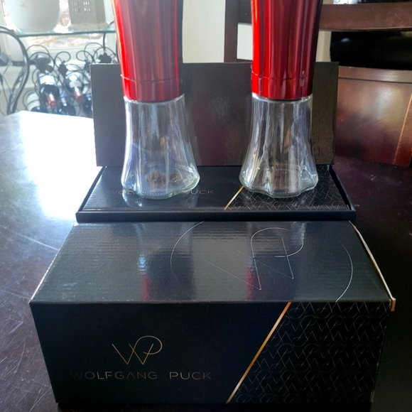 Salt & Pepper Battery Operated - Picture 1 of 2